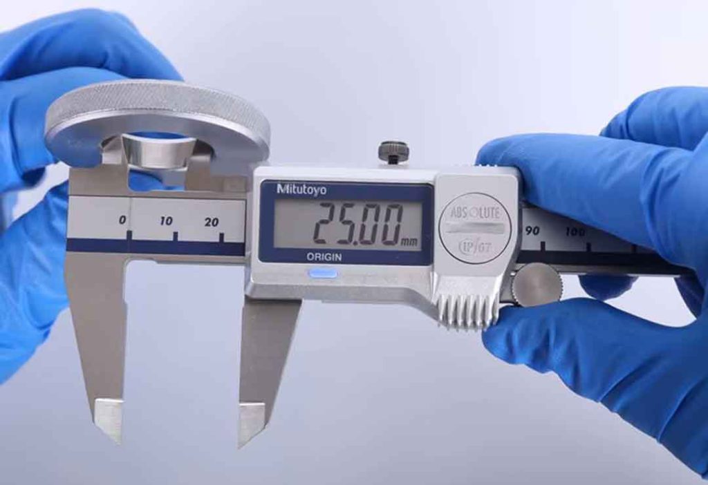 یک کولیس دیجتیال میتوتویو در حال اندازه‌گیری داخلی یک رینگ کالیبراسیون
